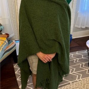 Elegant Green Celtic Lambswool shawl ruana NEW